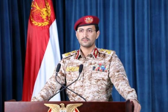 القوات المسلحة تستهدف سفينة وعدة مدمرات حربية أمريكية في البحر الأحمر وخليج عدن